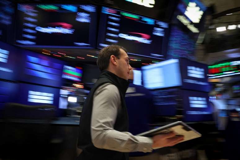 Operadores trabalham na bolsa de Nova York
10 de dezembro de 2025
REUTERS/Brendan McDermid