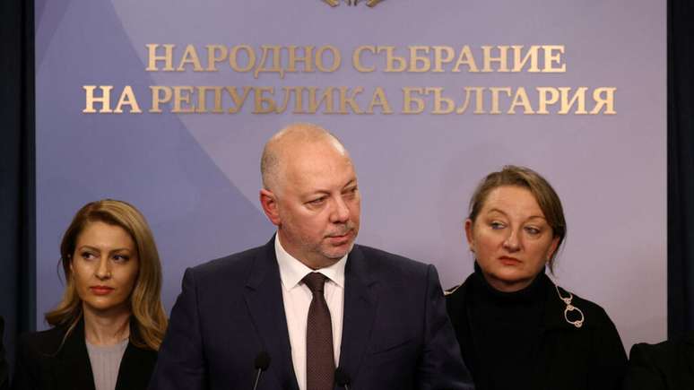 O primeiro-ministro búlgaro, Rossen Jeliazkov (centro), durante uma coletiva de imprensa na qual anunciou sua renúncia, em 11 de dezembro de 2025.