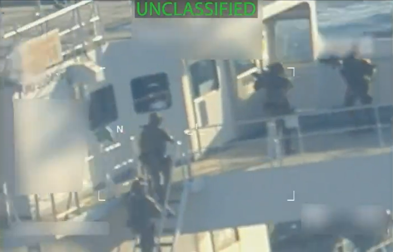 Imagens divulgadas pela procuradora-geral dos EUA mostram homens fortemente armados entrando na embarca&ccedil;&atilde;o