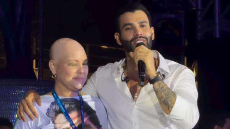 Gusttavo Lima faz homenagem para fã ao comemorar fim de quimioterapia em navio