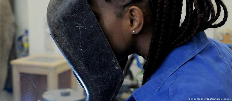 "No papel, o Jovem Aprendiz exige que o participante mantenha vínculo escolar e tenha acompanhamento formativo, mas, na prática, isso raramente é verificado."