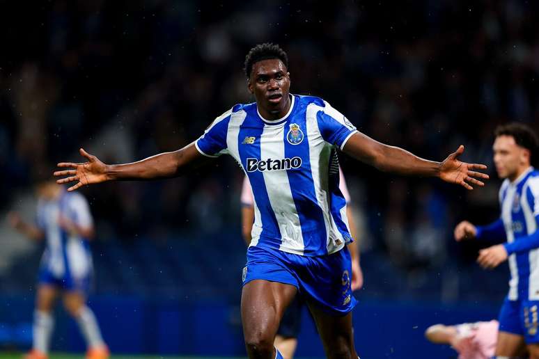 Samu Aghehowa comemora gol pelo Porto –