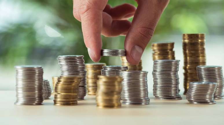 No início da década de 2020, um dos casos mais recentes de nova unidade monetária física foi o novo kwanza em Angola, introduzido em meio a mudanças no regime cambial e na política econômica – depositphotos.com / VadimVasenin