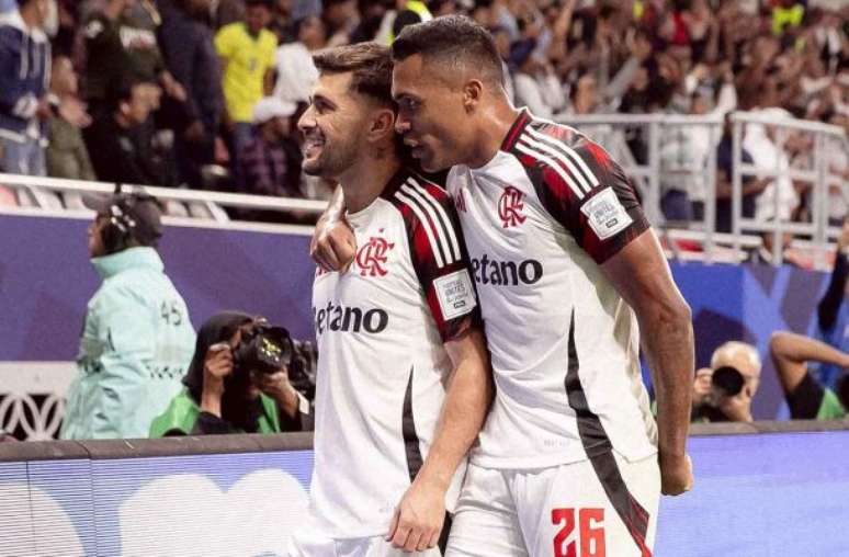 Arrascaeta comemora seu gol ao lado de Alex Sandro e Léo Pereira –