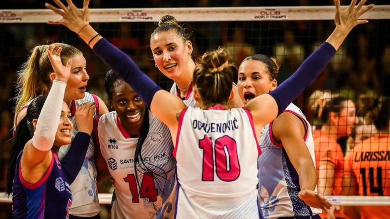 Jogadoras do Scandicci comemorando ponto sobre o Osasco