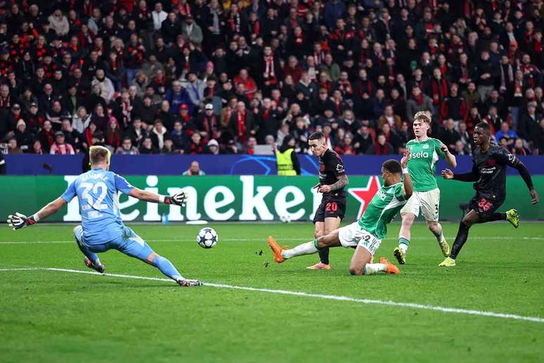 Alex Grimaldo finaliza, aos 43 minutos do segundo tempo, para assegurar o empate do Bayer Leverkusen diante do Newcastle –