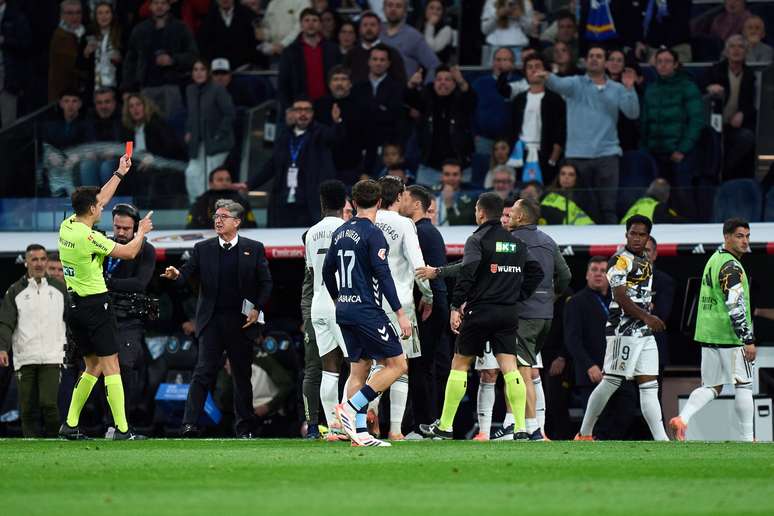 Endrick sendo expulso durante a derrota do Real Madrid 