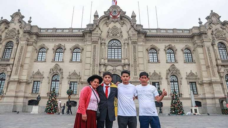 Cliver e seu irm&atilde;o Kenny, com sua m&atilde;e Lida e seu pai Sime&oacute;n, foram convidados a conhecer o Pal&aacute;cio do Governo em Lima, no Peru
