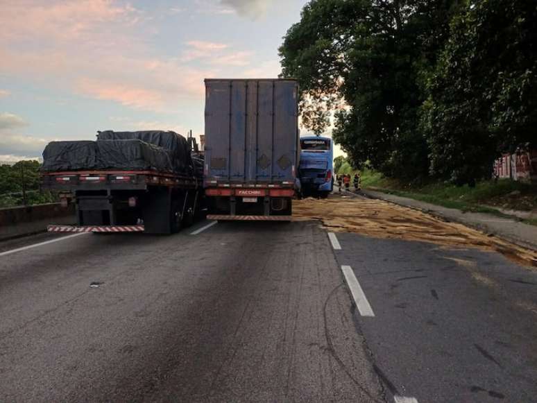 Engavetamento entre seis veículos deixou um morto e mais de 40 feridos.