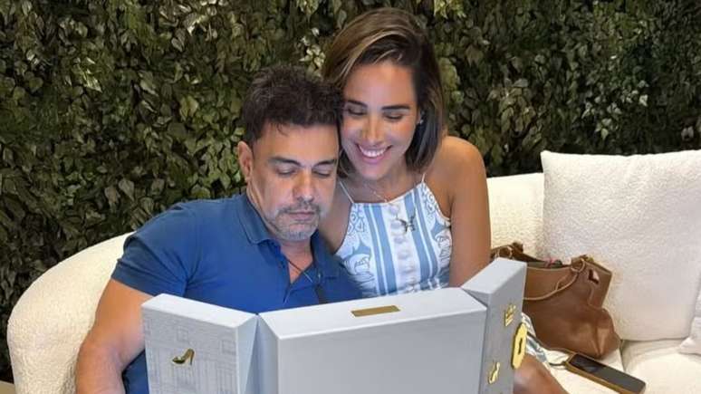 Wanessa Camargo recebe convite do aniversário de Clara