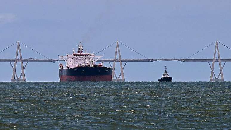 Navios petroleiros aguardam carregamento no lago de Maracaibo