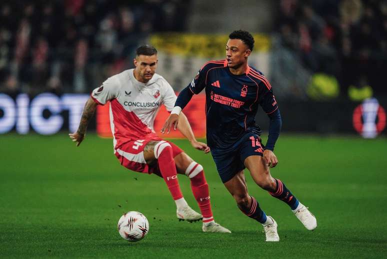 Ndoye, do Nottingham Forest (à direita), sai da marcação cerrada do Utrecht.