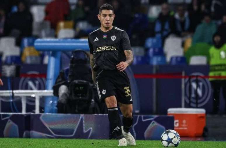 Reprodução/Instagram - Legenda: Pedro Bicalho em ação pelo Qarabag, do Azerbaijão