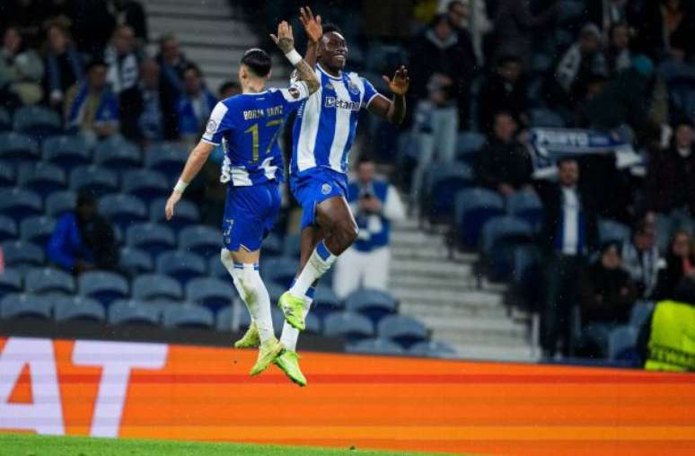 Samu Aghehowa comemora gol pelo Porto –