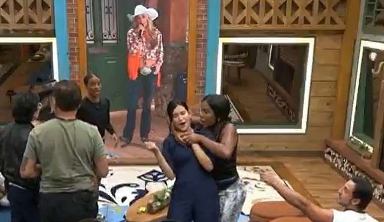 Possuída por raiva, Carol agarrou Duda por trás e gerou sua expulsão do reality show da Record