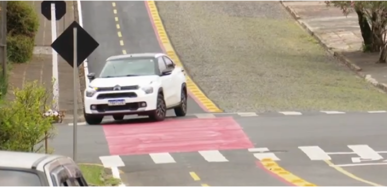 Ciclofaixa asfaltada em rua de paralelepípedos deixa motoristas confusos no Paraná