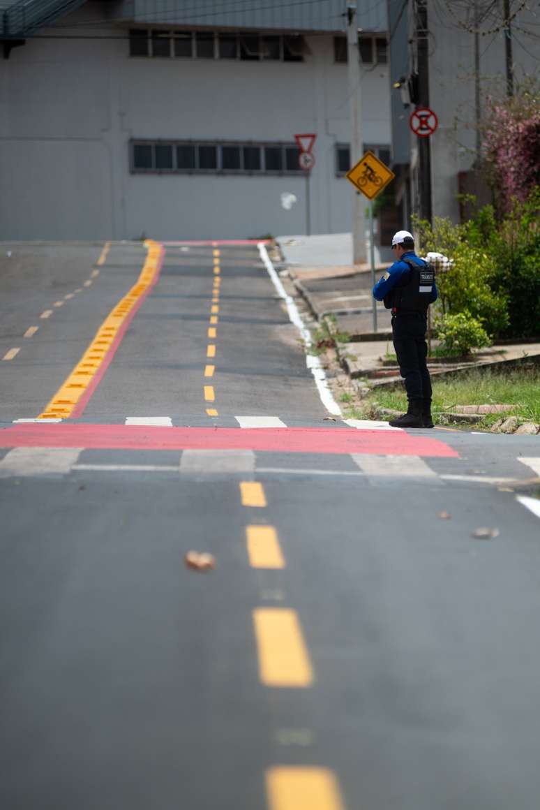 Departamento de Trânsito está dando as devidas orientações aos motoristas no local sobre as normas previstas no Código Nacional de Trânsito 