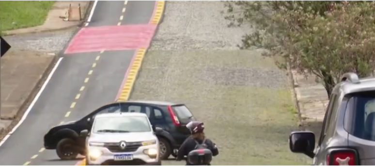 Ciclofaixa asfaltada em rua de paralelepípedos deixa motoristas confusos no Paraná