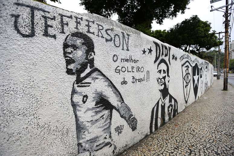 Jefferson no muro de &iacute;dolos do Botafogo