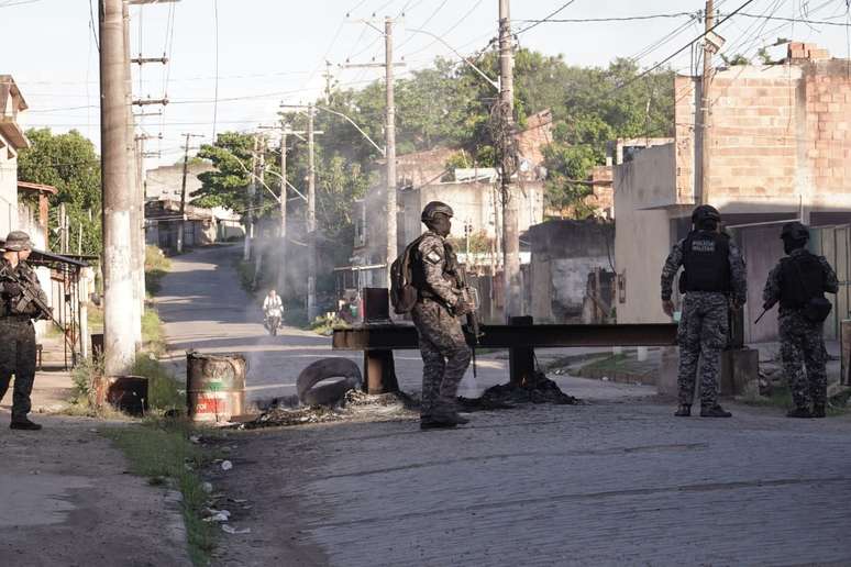Mil policiais civis e militares estão empenhados na Operação Contenção, no Complexo do Salgueiro