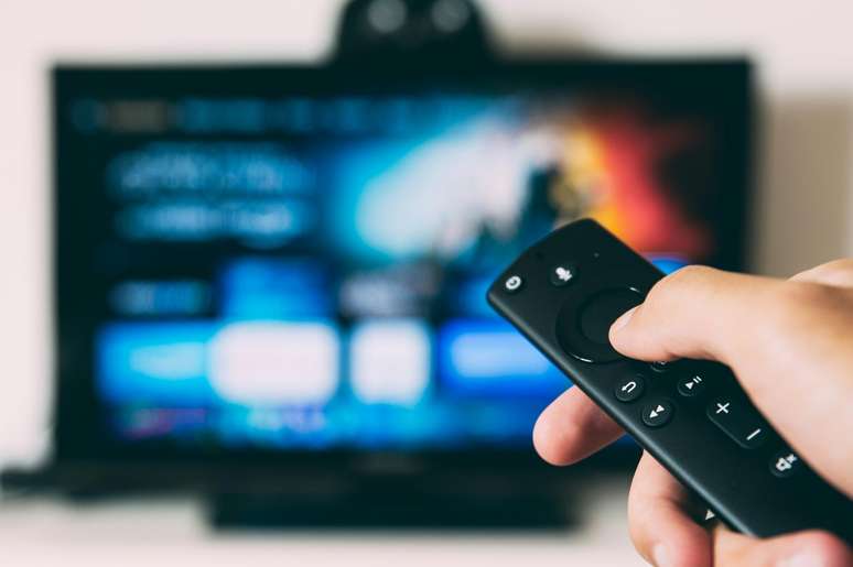 Pouco mais de 1 em cada 10 domicílios possui serviços de streaming pago, taxa muito abaixo da presença de televisão de tela fina