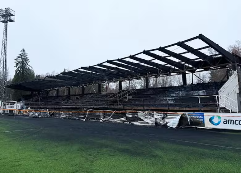 Arquibancada do est&aacute;dio onde joga o FC Haka foi incendiada