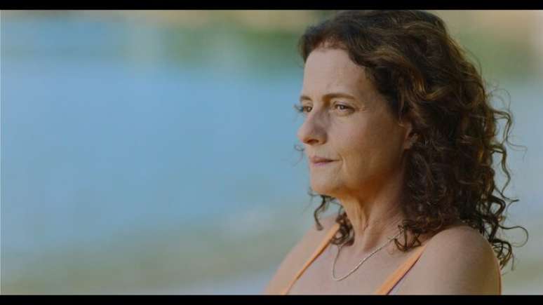 Denise Fraga em cena do filme 'Livros Restantes', de Marcia Paraiso