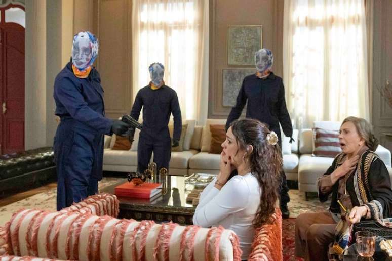 Joaquim (Marcos Palmeira), Misael (Belo), Júnior (Guthierry Sotero) e Viviane (Gabriela Loran) fazem parte do grupo comandado por Gerluce (Sophie Charlotte)