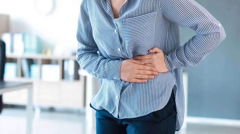 À medida que o baço cresce, pode provocar dor, sensação de peso no abdômen e até interferir na função de outros órgãos próximos – depositphotos.com / serezniy