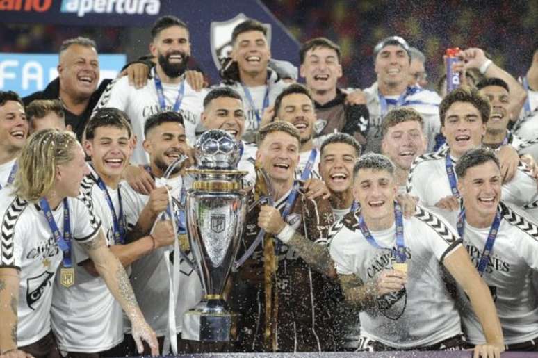 Platense foi o campeão do Apertura e aguarda o vencedor entre Racing e Estudiantes para a disputa do Troféu dos Campeões.