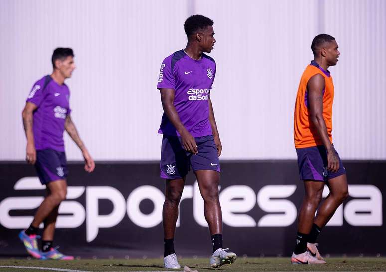 Jogadores que ficaram no banco no jogo no Mineirão realizaram atividade no gramado – Fotos: Rodrigo Coca/Agência Corinthians