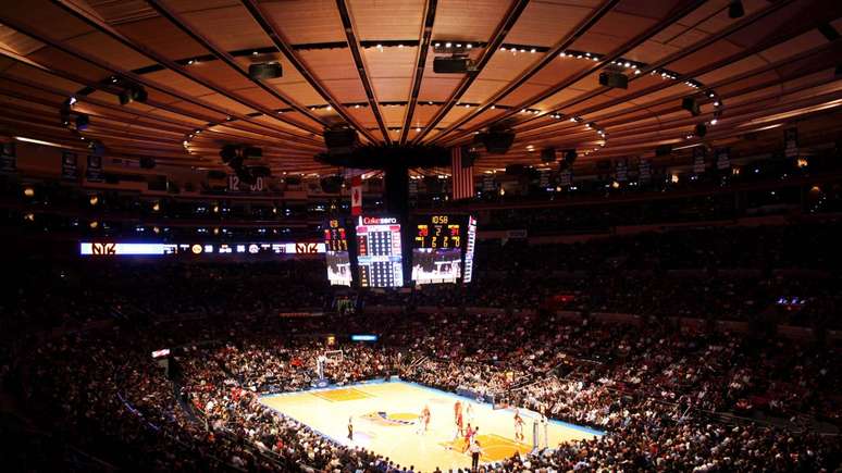 Entre 2020 e 2025, estudos de Gallup, Morning Consult e veículos esportivos confirmam um cenário estável no topo, mas com mudanças geracionais impulsionando basquete, soccer e MMA – depositphotos.com / eddygaleotti