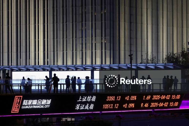 Telão com cotações acionárias em Xangai
02/04/2025.  REUTERS/Go Nakamura     TPX IMAGES OF THE DAY