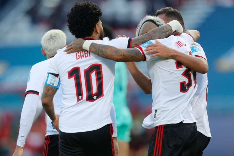 Time do Flamengo comemora um dos gols contra o Al-Ahly –