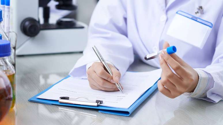 Exames de sangue ajudam a avaliar hemoglobina, plaquetas, glóbulos brancos, função do fígado e presença de infecções – depositphotos.com / DragonImages