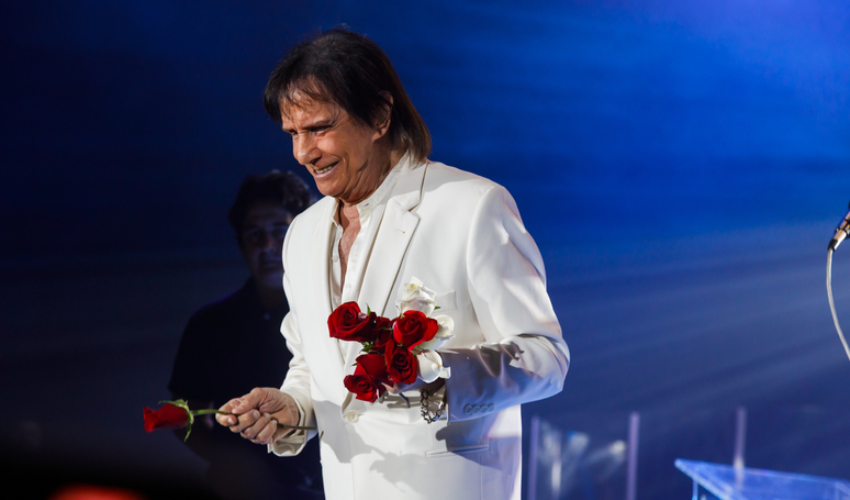 Até Papai Noel fica com inveja: com especial da Globo e shows gratuitos no Rio e na Bahia, Roberto Carlos enche a agenda e fatura alto em dezembro.