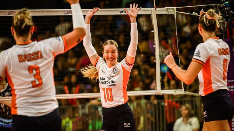 Jogadores do Osasco comemorando