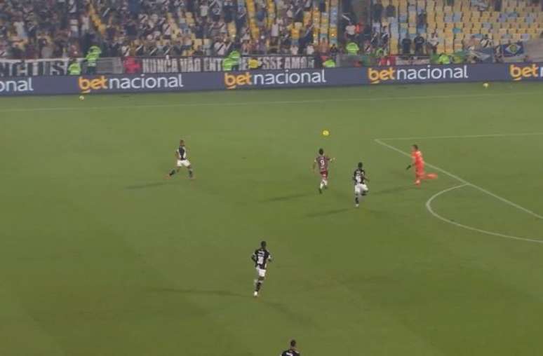 Lance entre Everaldo e Léo Jardim em clássico pela semi da Copa do Brasil  –