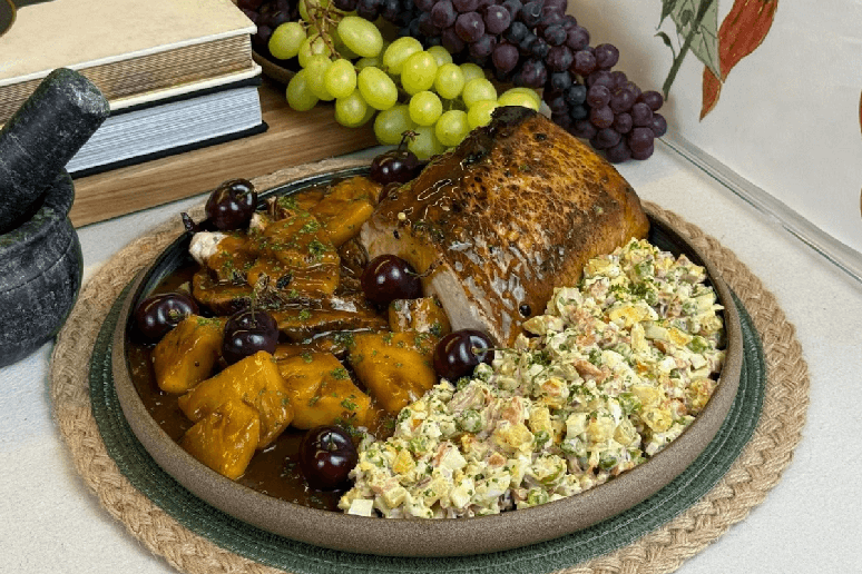 Lombo com molho de abacaxi e maionese de salada russa