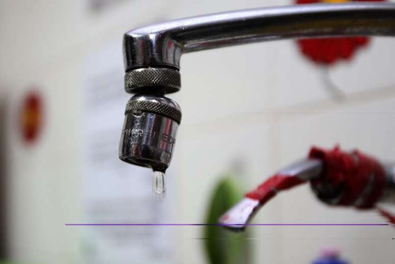 Mais de meio milhão de imóveis continuam sem eletricidade às 13h32 desta sexta-feira, 12, o que afeta o abastecimento d'água