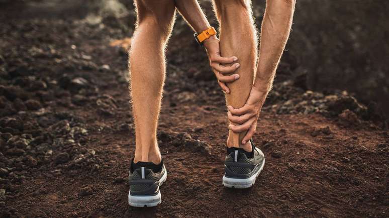 Por relacionar-se diretamente &agrave; marcha, ao ato de ficar em p&eacute; e a atividades f&iacute;sicas, o tend&atilde;o de Aquiles suporta grande parte da for&ccedil;a gerada pelos m&uacute;sculos da panturrilha &ndash; depositphotos.com / olegbreslavtsev