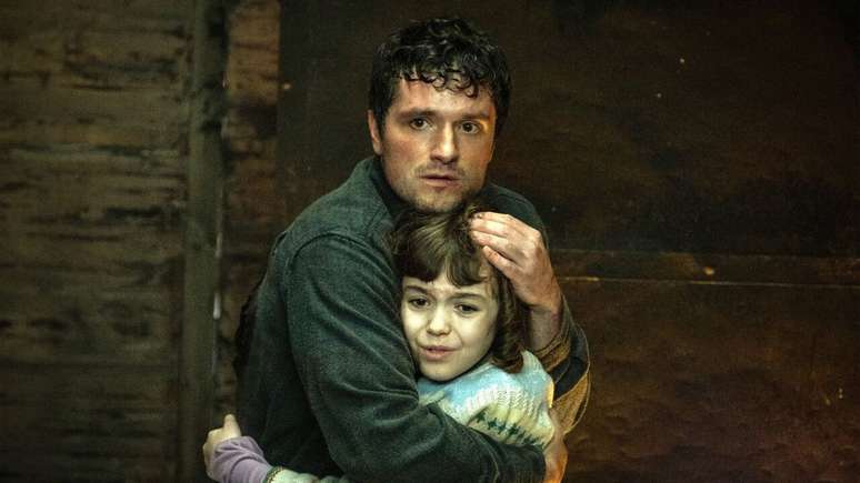 No filme, o protagonista Mike Schmidt, interpretado por Josh Hutcherson, continua lidando com as consequ&ecirc;ncias emocionais de sua experi&ecirc;ncia no local. Por sua vez, a irm&atilde; Abby, vivida por Piper Rubio, tamb&eacute;m enfrenta marcas profundas daquele per&iacute;odo &ndash; Divulga&ccedil;&atilde;o/Universal Pictures