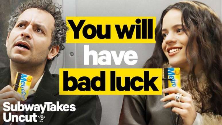 பாடகி ரோசலியா சப்வே டேக்ஸ் செய்கிறார்