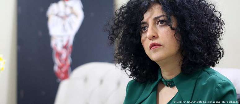 Mohammadi manteve postura desafiadora fora da prisão, se recusando a usar o véu, discursando e se reunindo com ativistas