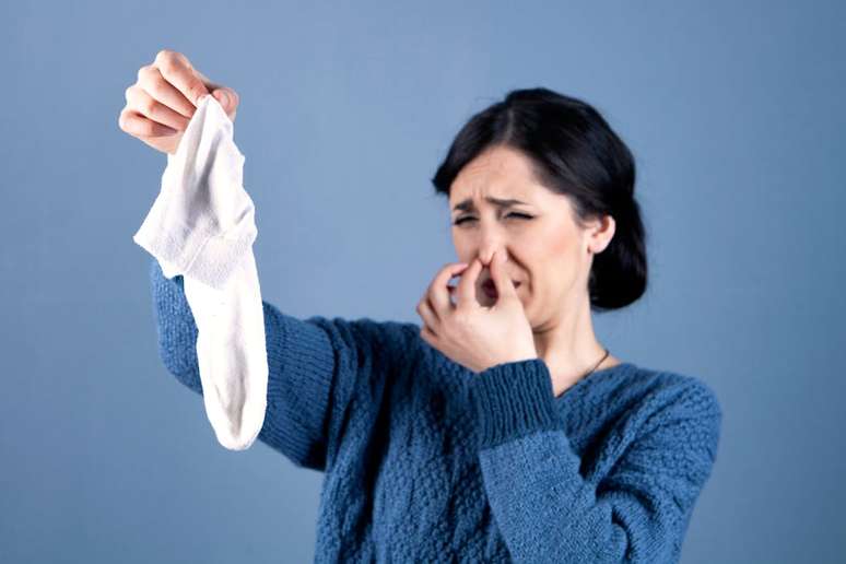 Os micróbios que causam o mau cheiro nas meias podem sobreviver nos tecidos por meses: voltar a usar meias sujas apenas permite que mais bactérias e fungos cresçam e se multipliquem nelas. SZ Photos/ Shutterstock