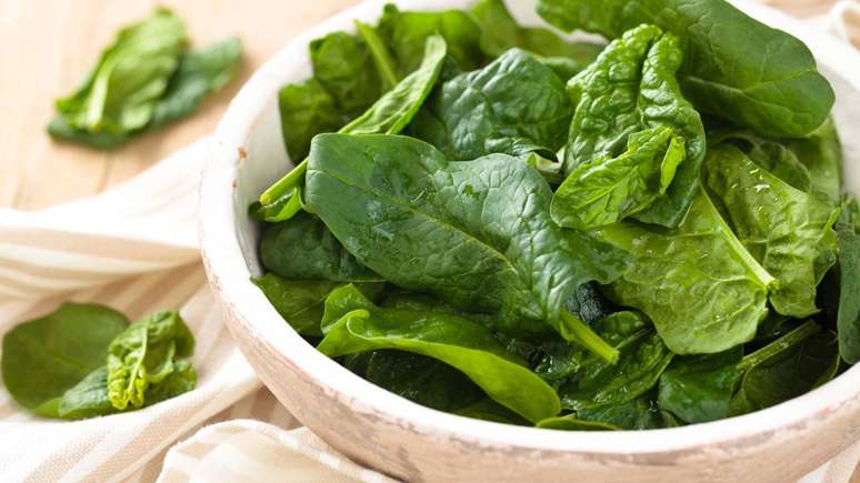 O cozimento do espinafre no vapor é frequentemente apontado como um meio-termo interessante – depositphotos.com / Vitaina