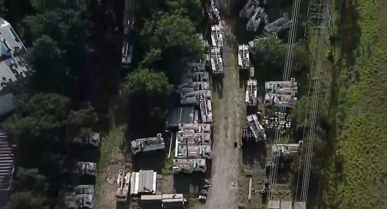 Pátio lotado com veículos da Enel em São Paulo