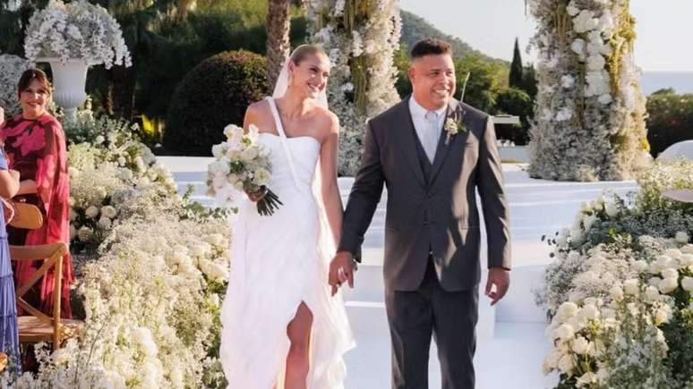 Ronaldo e Celina Locks em seu casamento —