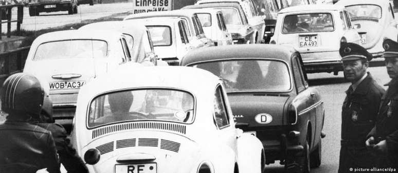 Trânsito na Alemanha em 1975. Segundo a pesquisa, 61% dos alemães acreditam que as pessoas na Alemanha eram mais felizes nessa época