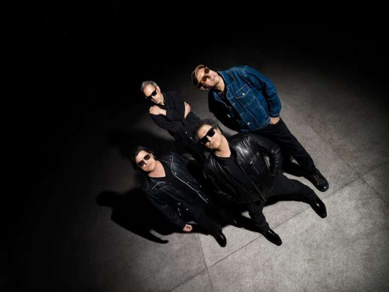 Mauricio Barros, Frejat, Dé Palmeira and Guto Goffi meet on stage